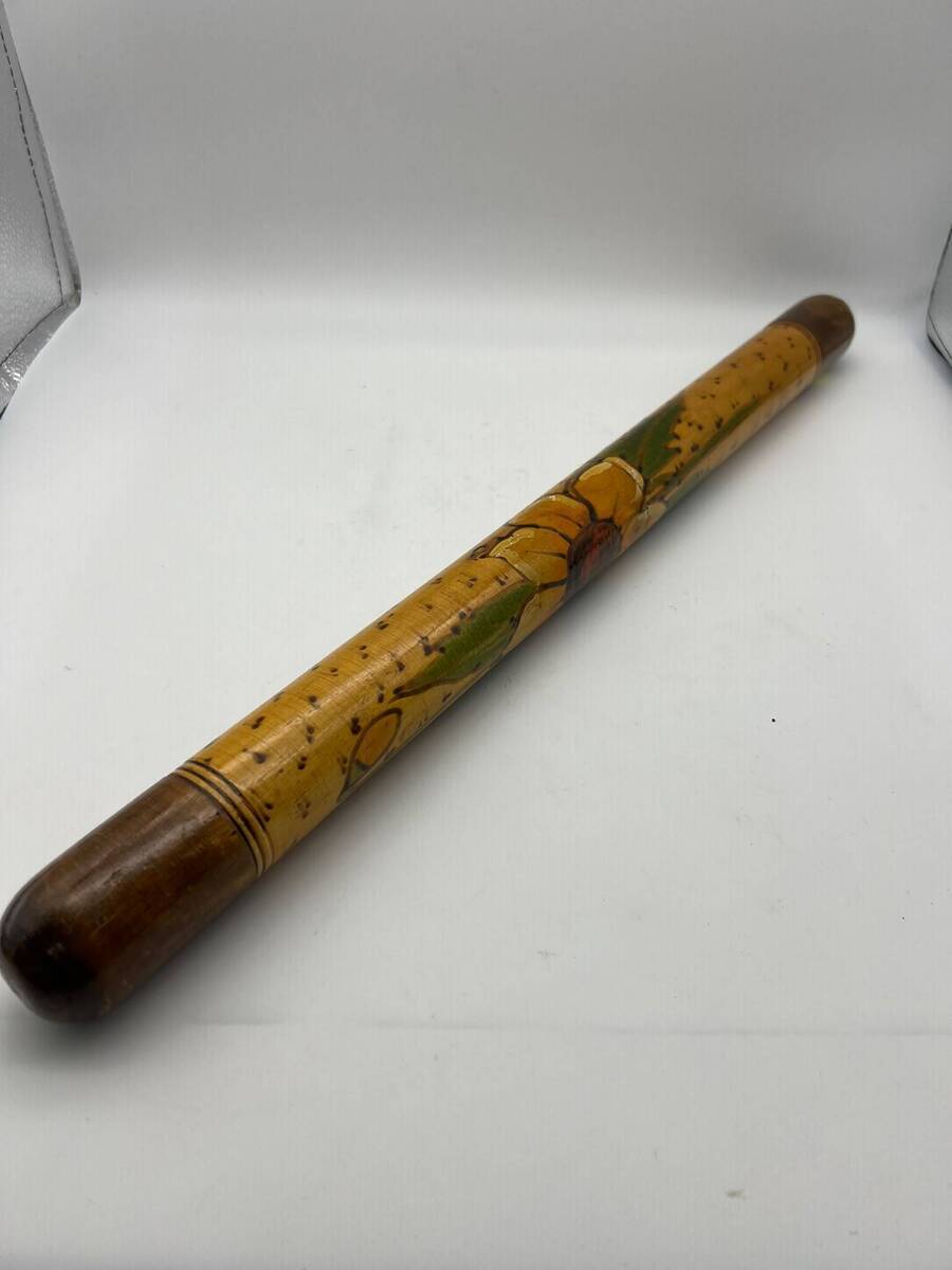Antieke houten breinaaldkoker met handgeschilderd bloemmotief