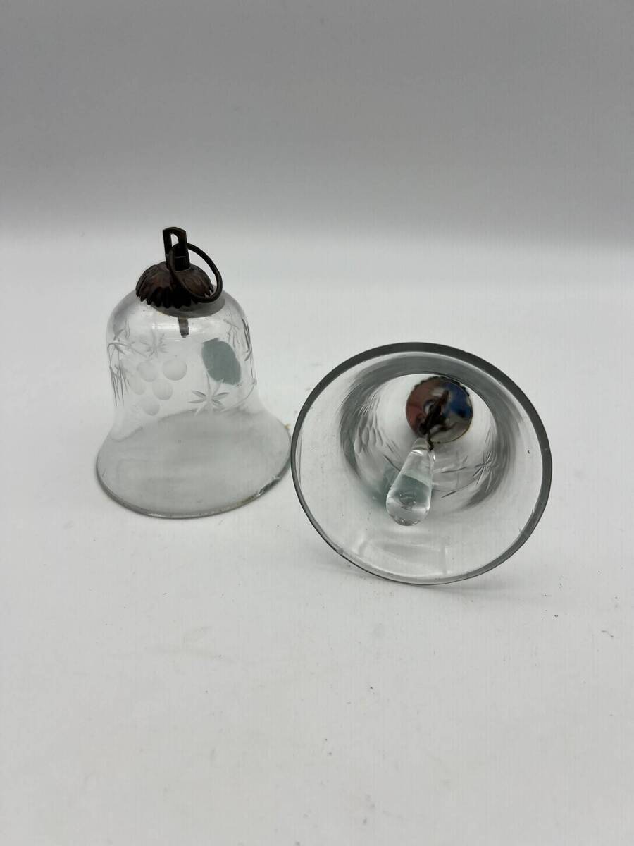 Set van 2 antieke glazen belletjes met geetste decoratie