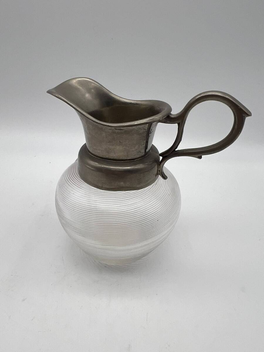 Schenkkannetje Fries draadglas (met metalen bovenkant)
