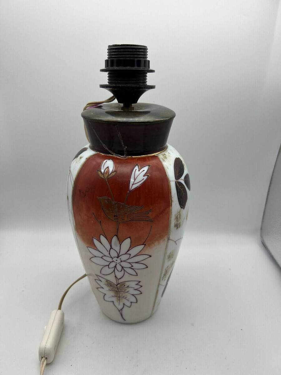 Vintage lampvoet met bloemen- en vogeldecoratie.