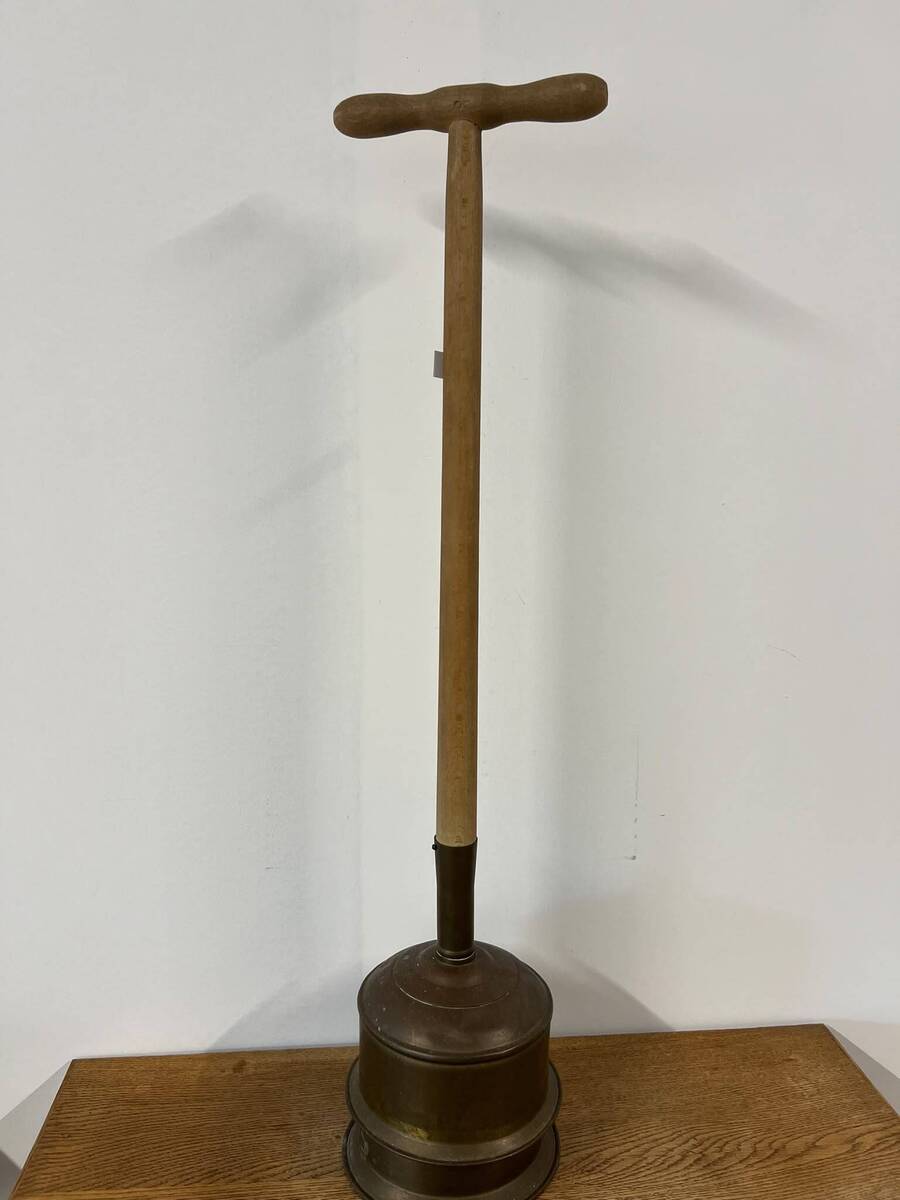 Antieke koperen wasstamper / wasklok met lange houten steel.