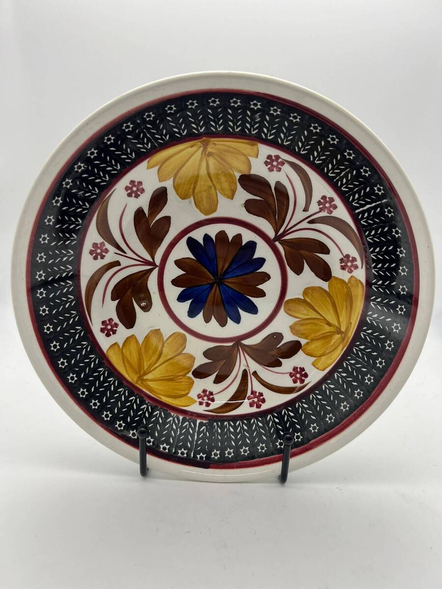 Groot Nederlands sierbord met polychroom bloemendecor – Made in Holland.