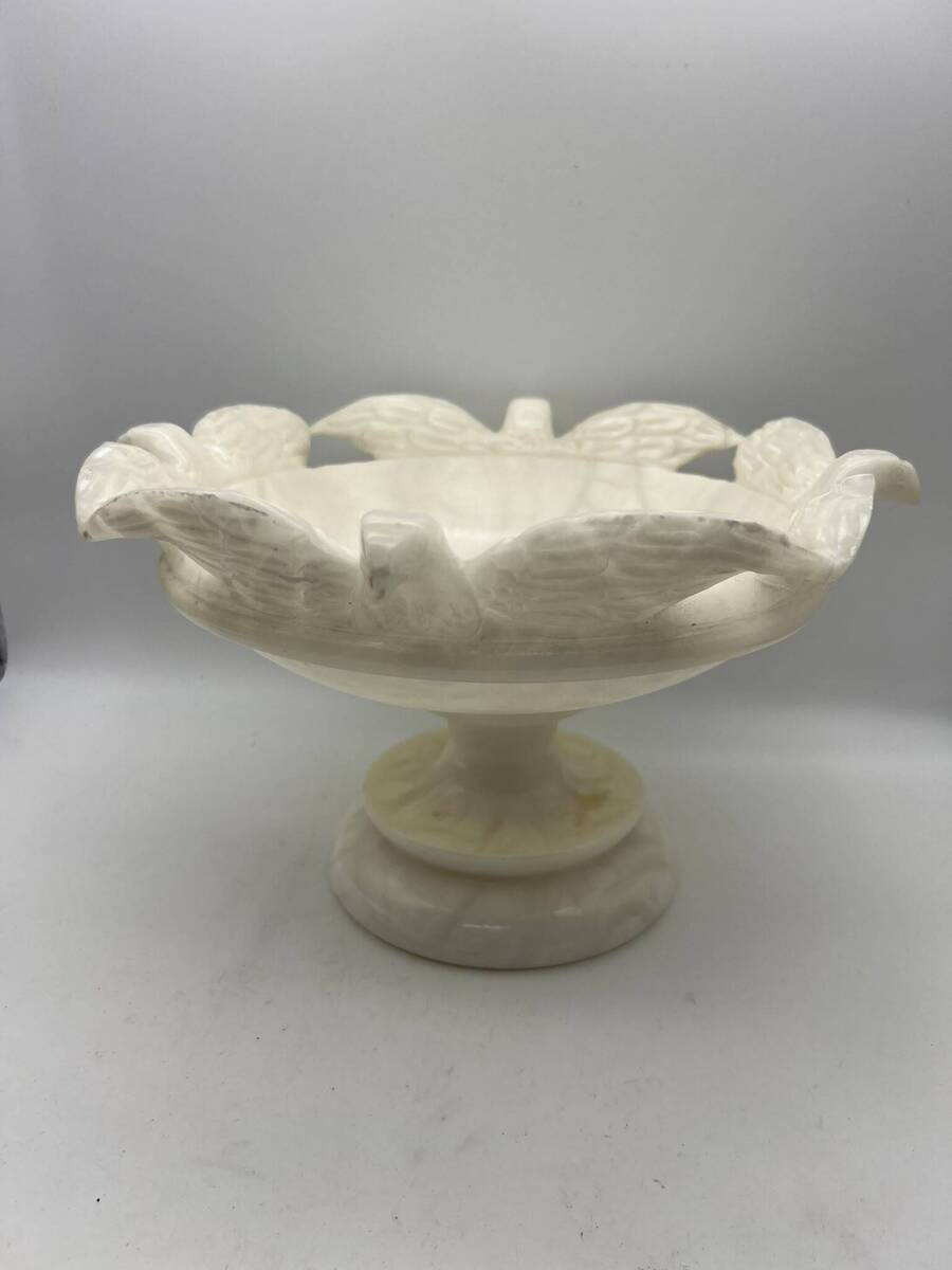 Handgesneden albasten schaal met adelaars – decoratieve tazza, ca. 20e eeuw
