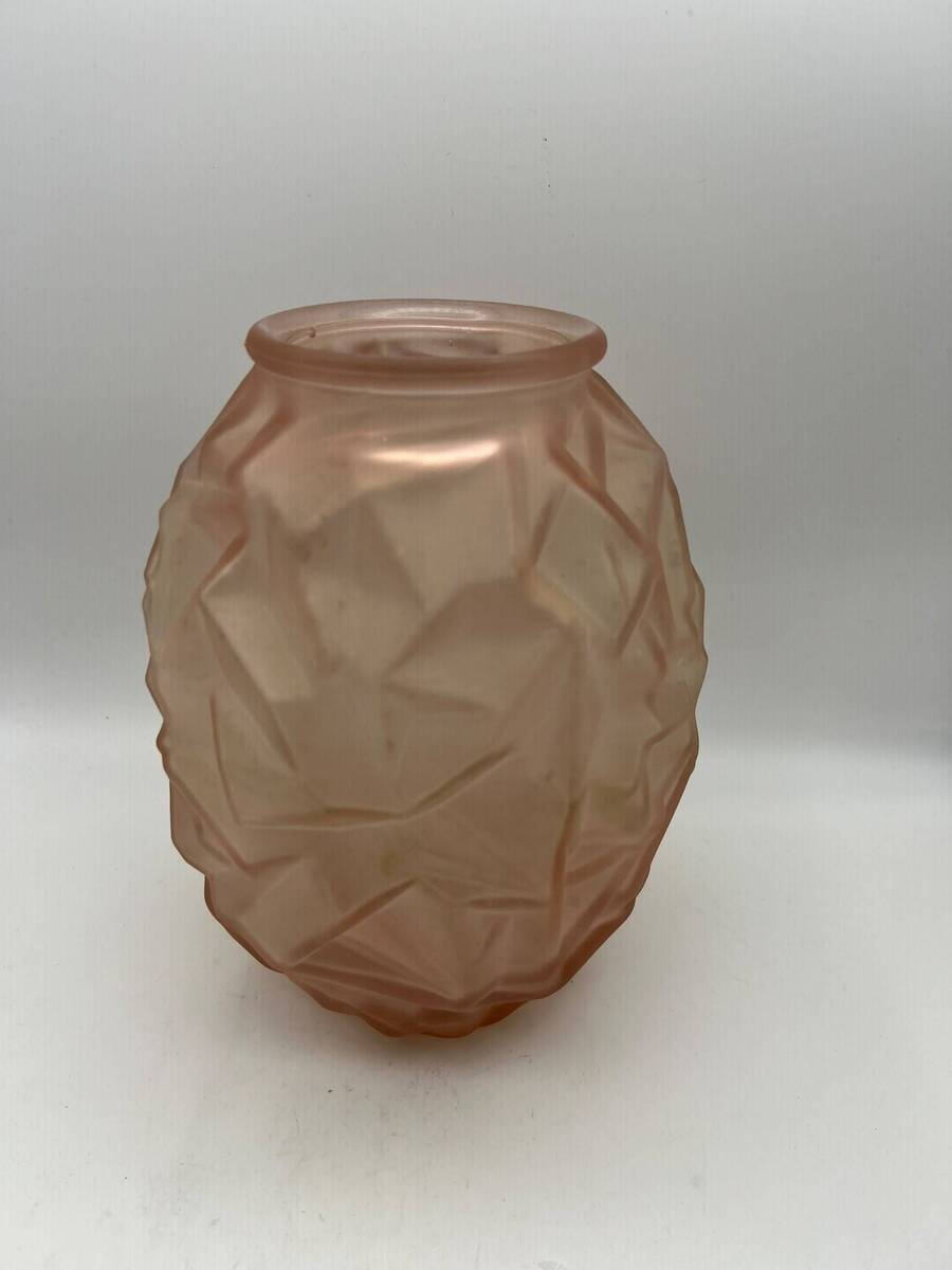 Art Deco roze matglazen vaas – geometrisch reliëf, ca. 1930