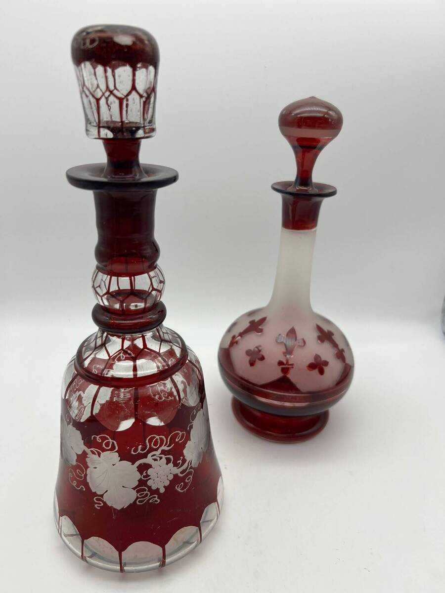  Set van twee Boheemse robijnrode glazen karaffen – handgedecoreerd, ca. 1900–1930