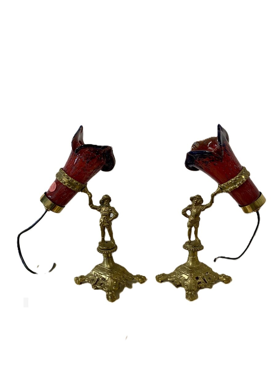Bijzonder paar antieke stijl tafellampen met rood glas en messing figuren