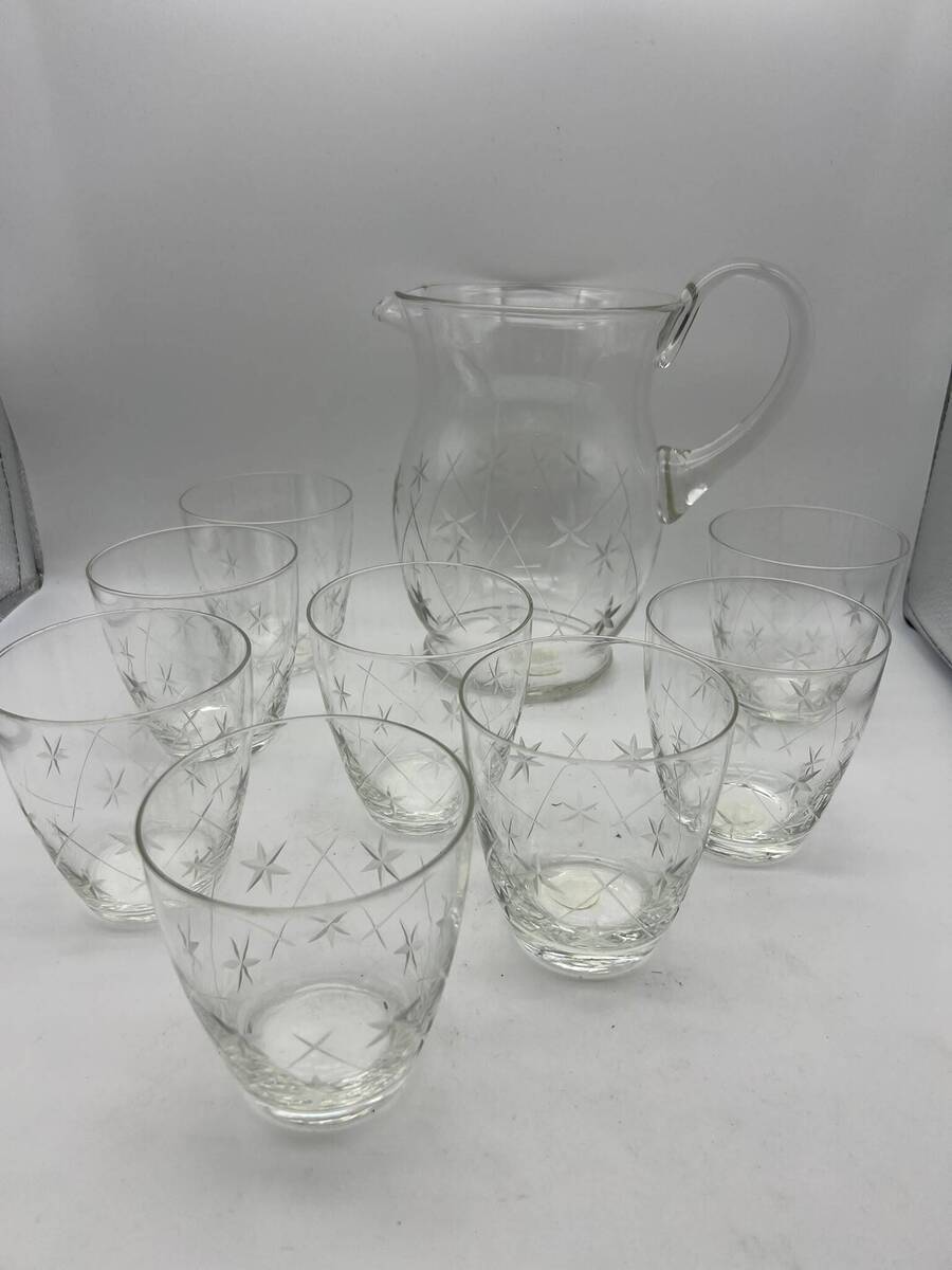 8 glazen met waterkan