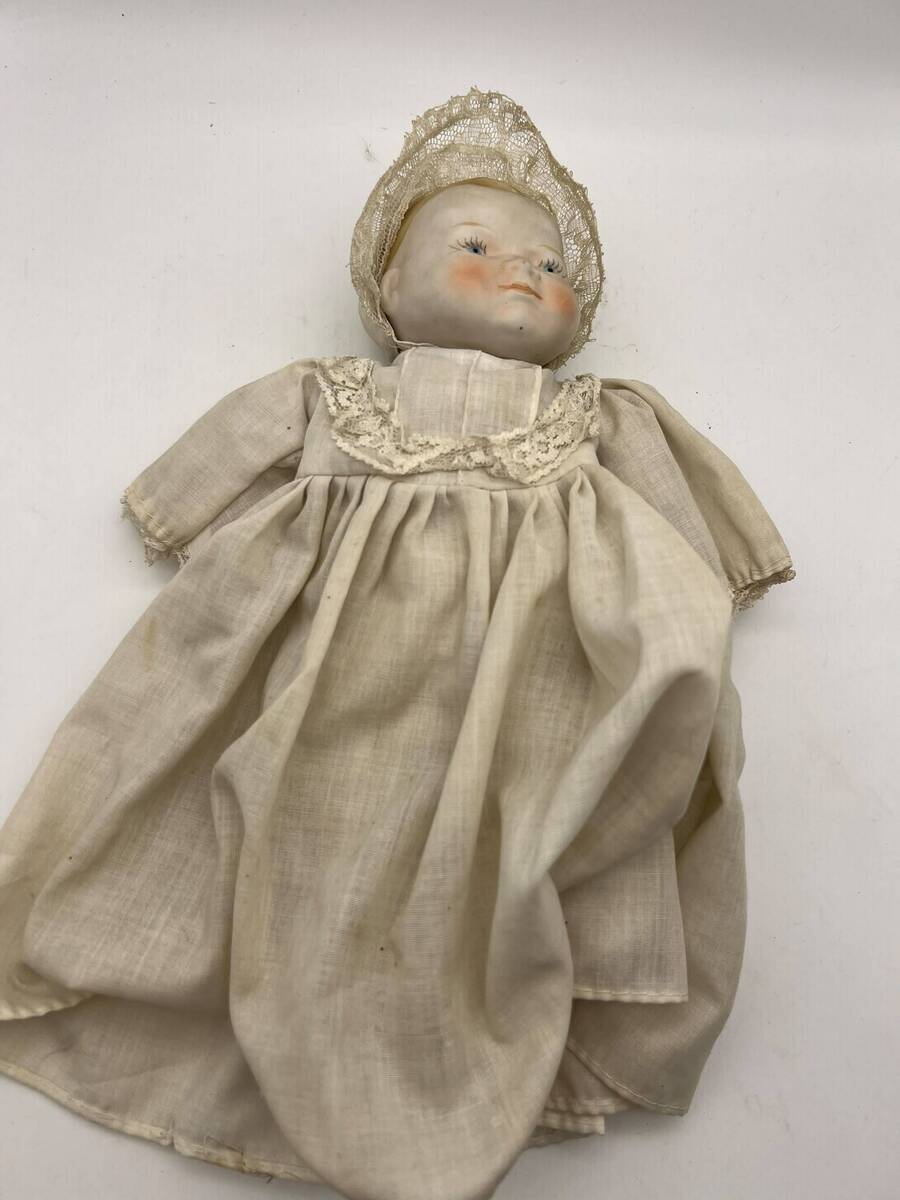  Antieke bisque porseleinen pop met originele kanten jurk, ca. 1900