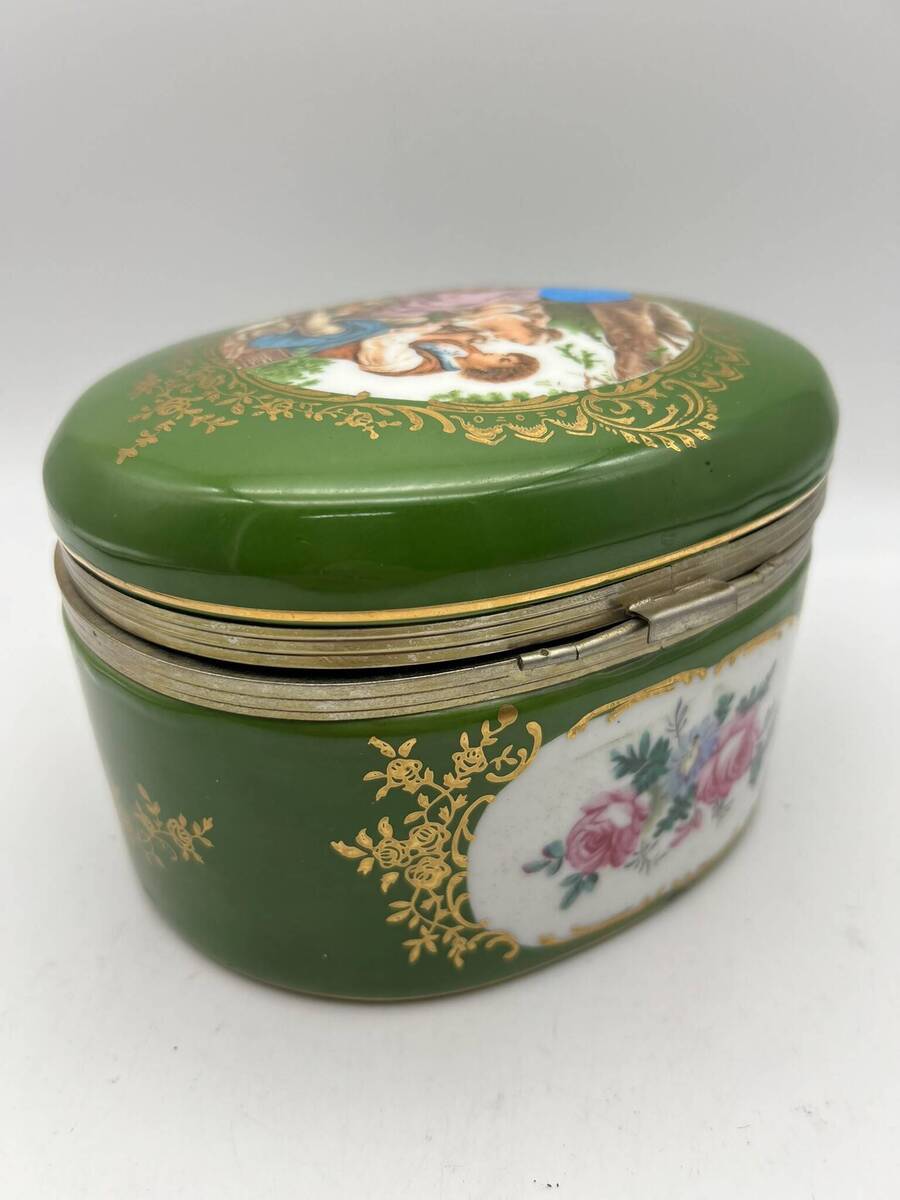  Antieke porseleinen koekjestrommel / bonbonnière – groen met gouddecor en romantisch tafereel.