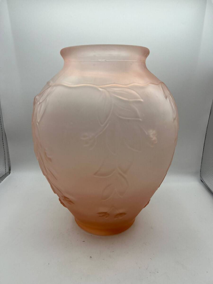 Art Deco roze-oranje opaline glazen vaas met bloem- en bessenreliëf – ca. 1930.