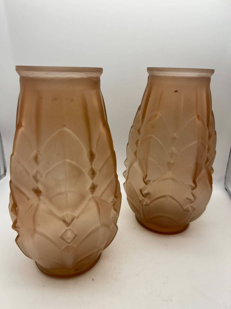 Art Deco paar roze/rosaline glazen vazen – reliëfdecor