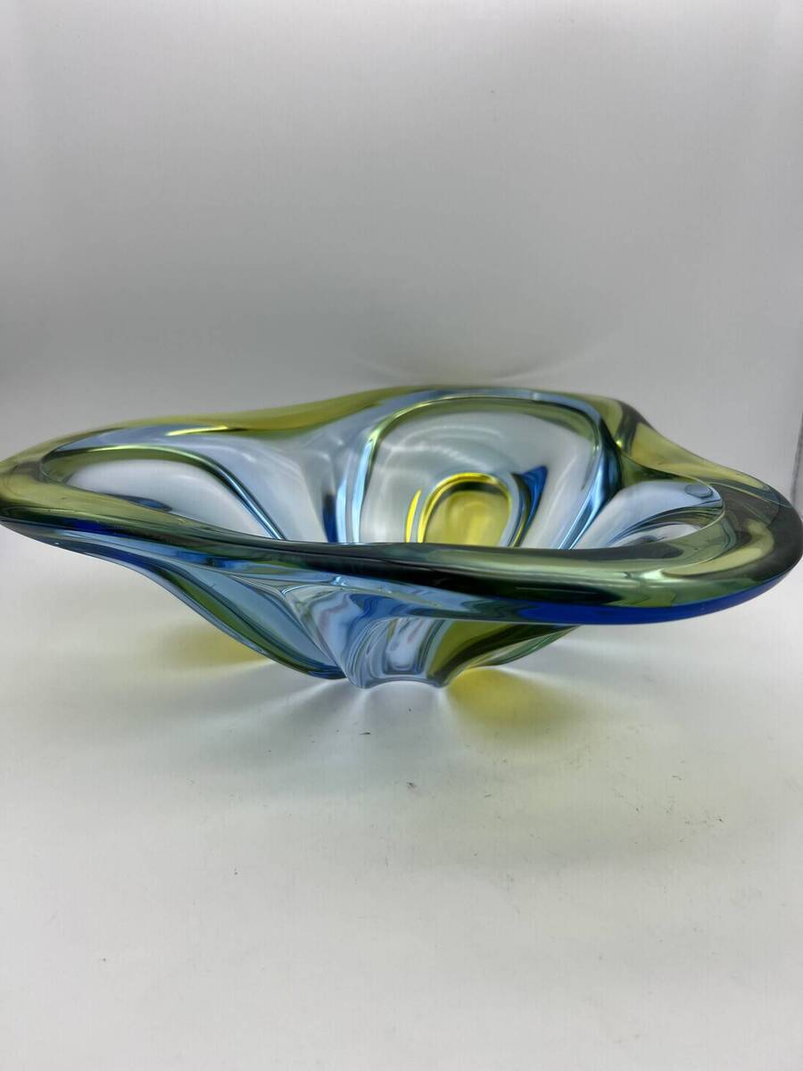 Mid-century kristallen sculpturale schaal – blauw en olijfgroen, ca. 1950–1970.