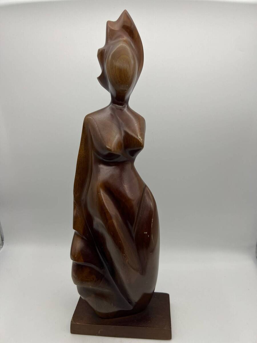 Art Deco houten sculptuur – gestileerde vrouwenfiguur, ca. 1930–1950