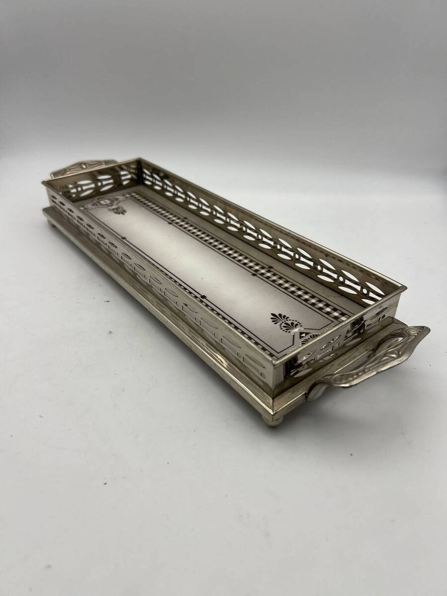 Art Deco serveerblad met geëmailleerd decor en sierlijke handgrepen